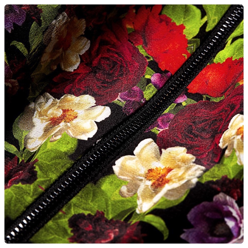 ALICE + OLIVIA Quilla Floral Silk Crop Top - Picture 4 of 12
